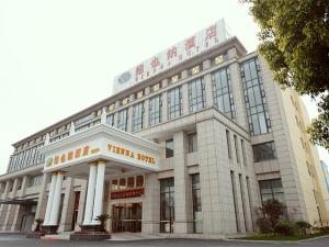 un edificio con un cartel en la parte delantera en Vienna Hotel Shanghai Jiading New City, en Shanghái