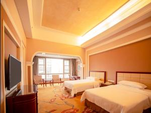 宝安にあるVienna Hotel Shenzhen Songgang Liye Roadのベッド2台と薄型テレビ付きのホテルの部屋 +15枚の写真