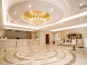 a large lobby with a chandelier and a large room at Vienna International Hotel Hangzhou Xintiandi Yingtai in Hangzhou