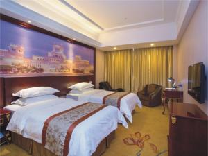 een hotelkamer met drie bedden en een groot schilderij aan de muur bij Vienna Classic Hotel Shanghai Hoingqiao National Exhibition Centre Xujing in Shanghai
