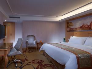 Habitación de hotel con cama grande, escritorio y silla en Vienna International Hotel Shenzhen Jingtian, en Shenzhen 14 fotos más