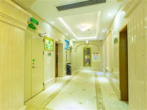 un couloir vide dans un hôpital avec couloir dans l'établissement Vienna Hotel Zhanjiang Coast Avenue, à Zhanjiang
