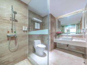 Guigang的住宿－維也納國際酒店廣西貴港荷城路店，带淋浴、卫生间和盥洗盆的浴室