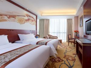Habitación de hotel con 2 camas y TV en Vienna Hotel Dongguan Wanjiang Road, en Dongguan