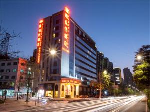 wysoki budynek z znakiem na boku w obiekcie Vienna Hotel Dongguan East Bus Station w mieście Dongguan