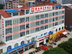 ein großes Gebäude mit einem Schild darauf in der Unterkunft Vienna 3 Best Hotel Baise Zhongshan Road City Central in Baise