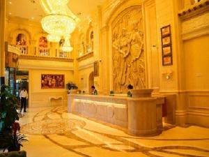 un vestíbulo con una fuente en medio de un edificio en Vienna International Hotel Xuancheng Garden, en Xuanzhou