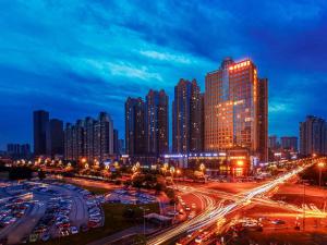 Otelden çekilmiş Wenjiang şehrinin genel bir manzarası veya şehir manzarası
