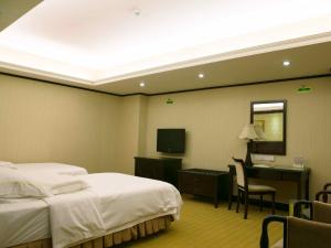 a hotel room with two beds and a desk at Vienna Hotel Shenzhen Fuhua Road in Shenzhen