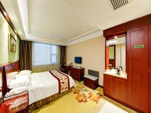 Postel nebo postele na pokoji v ubytování Vienna Hotel Shanghai Jiading New City + 6 fotografií