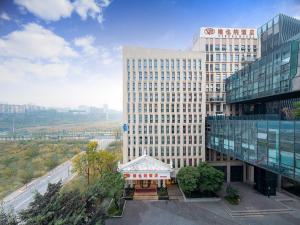 Vienna Hotel Chongqing Chuangyi Park في Shiping: مبنى كبير أمامه معبد