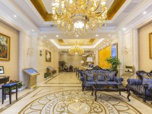 a large lobby with blue furniture and a chandelier at Vienna Hotel Xi'an International Exihibition Center in Xi'an