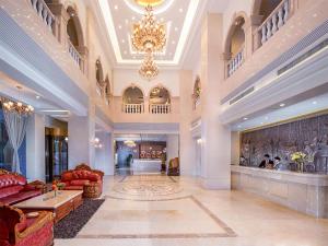 un grand hall avec des canapés et un lustre dans l'établissement Venus Royal Hotel Guilin Airport, à Guilin