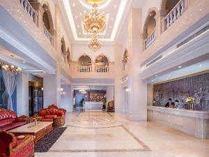 a large lobby with couches and a chandelier at Venus Royal Hotel Guilin Airport in Guilin