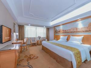 Ένα ή περισσότερα κρεβάτια σε δωμάτιο στο Vienna International Hotel Guigang Hecheng Road +6 φωτογραφίες