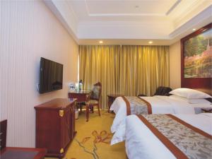 une chambre d'hôtel avec deux lits et une télévision dans l'établissement Vienna Classic Hotel Shanghai Hoingqiao National Exhibition Centre Xujing, à Shanghai 8 autres photos