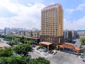 Vienna Hotel - Guangzhou South Railway Station Branch في قوانغتشو: إطلالة علوية على مدينة ذات مبنى طويل