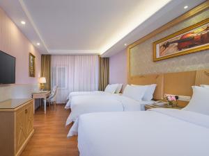 
A bed or beds in a room at Vienna 3 Best Hotel Exhibition Center Chigang Road
