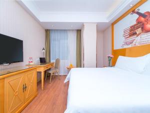 TV a/nebo společenská místnost v ubytování Vienna Hotel Hubei Xiangyang Tanxi Road