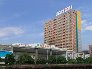 un edificio alto con una estación de tren delante de él en Vienna Hotel Dongguan ChangAn Wanda Plaza, en Dongguan