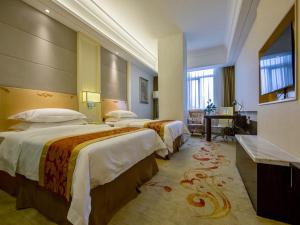 a hotel room with two beds and a desk at Vienna Hotel Jiangmen Heshan Huamao in Heshan +7 photos