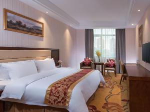 Ένα ή περισσότερα κρεβάτια σε δωμάτιο στο Vienna Hotel Shenzhen Gongming Bus Station