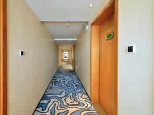 a hallway with a carpeted floor in a room at Vienna Zhihao Hotel Shenzhen Zhongying Street Shop in Shenzhen
