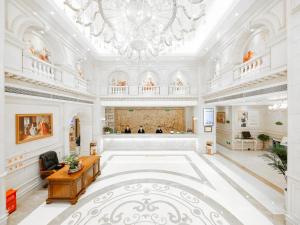 a large room with a large white room at Vienna Hotel Wuhan Yellow Crane Tower in Wuhan