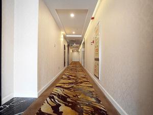a hallway with a floor with a painting on it at Vienna Hotel Yinchuan Railway Station in Yinchuan