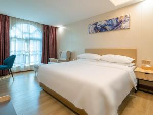 Vienna Hotel Zhuhai Xiangzhou Bus Station tesisinde bir odada yatak veya yataklar