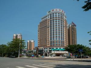 un gran edificio alto en una calle de la ciudad en Vienna Hotel Dongguan Shatian Humen Port, en Dongguan