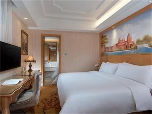 Postel nebo postele na pokoji v ubytování Vienna International Hotel Shenzhen Qianhai + 8 fotografií