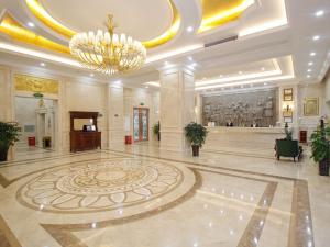 een grote lobby met een kroonluchter en een grote kamer bij Vienna Hotel Anhui Hefei Sanxiaokou in Hefei