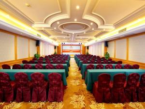 a large room with tables and chairs in it at Vienna International Hotel Guangzhou Changlong Qifu Xincun in Guangzhou