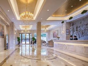 a lobby of a hotel with a chandelier at Vienna Hotel Anhui Mingzhu Square in Ershilipu