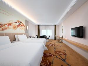 Un pat sau paturi într-o cameră la Vienna International Hotel(Hangzhou Xihu Fengshan Road Station)