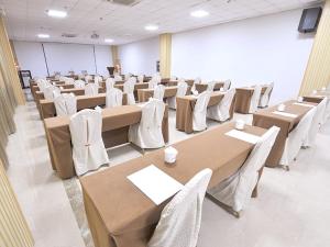 una sala con mesas y sillas en un aula en Vienna Hotel Nantong Tongzhou Bus Station, en Tongzhou