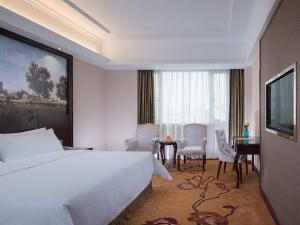 Postel nebo postele na pokoji v ubytování Vienna Hotel Guangdong Donguan Daling Mountain Sports Park