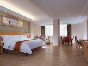 Postel nebo postele na pokoji v ubytování Vienna Hotel Shenzhen Fuyong Village + 3 fotografie