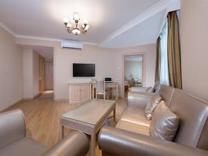 TV a/nebo společenská místnost v ubytování Vienna Hotel Shenzhen Haiwan