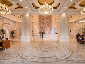 un grand hall avec un lustre dans un bâtiment dans l'établissement Vienna International Hotel Shenzhen Qianhai, à Shenzhen