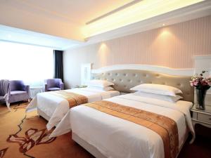 Postel nebo postele na pokoji v ubytování Vienna Hotel Guangxi Guilin