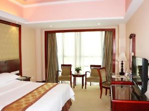 深圳的住宿－維也納酒店大學城店，酒店客房带一张床铺、一张书桌和一间卧室