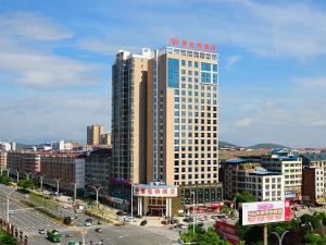 un gran edificio alto en una ciudad con tráfico en Vienna Hotel Hunan Yongzhou Lengshuitan District Government Square, en Guzhuting