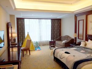 YangxiにあるVenus Royal Hot Spring Hotel Guangdong Yangxi Storeのベッドルーム1室(ベッド1台付)、リビングルームが備わります。