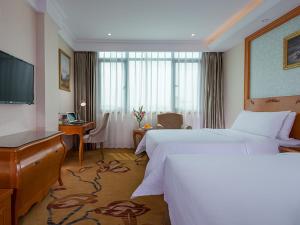 TV a/nebo společenská místnost v ubytování Vienna Hotel (Quanzhou West Lake Store)