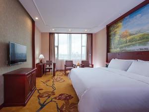 NanhaiにあるVienna International Hotel Guangzhou Jiaokou Subway Stationの大きなベッドと薄型テレビがあるホテルの部屋 +7枚の写真