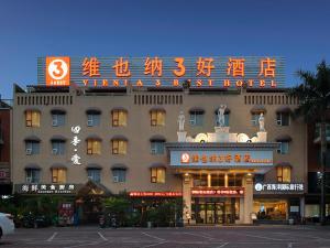 un gran edificio con un cartel encima en Vienna 3 Best Hotel Beihai Sichuan Road, en Beihai