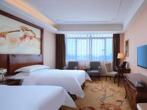 Postel nebo postele na pokoji v ubytování Vienna Classic Hotel Nanchang Jiefang West Road