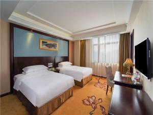 Rúm í herbergi á Vienna Hotel Shanghai Pudong Jinqiao Park